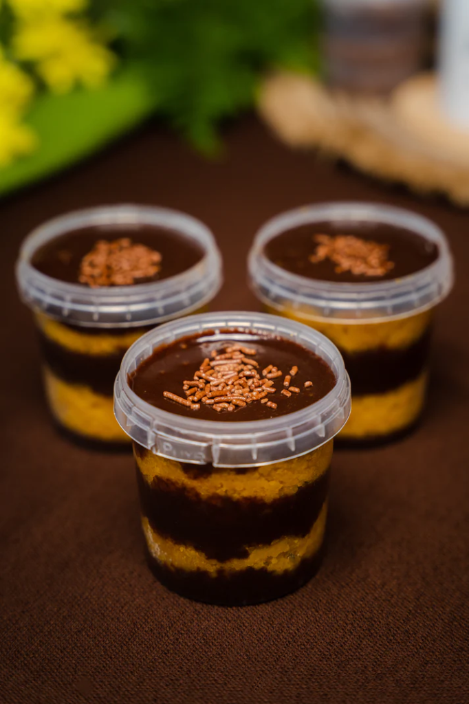 Jar cake (bolo no pote) carrot and brigadeiro